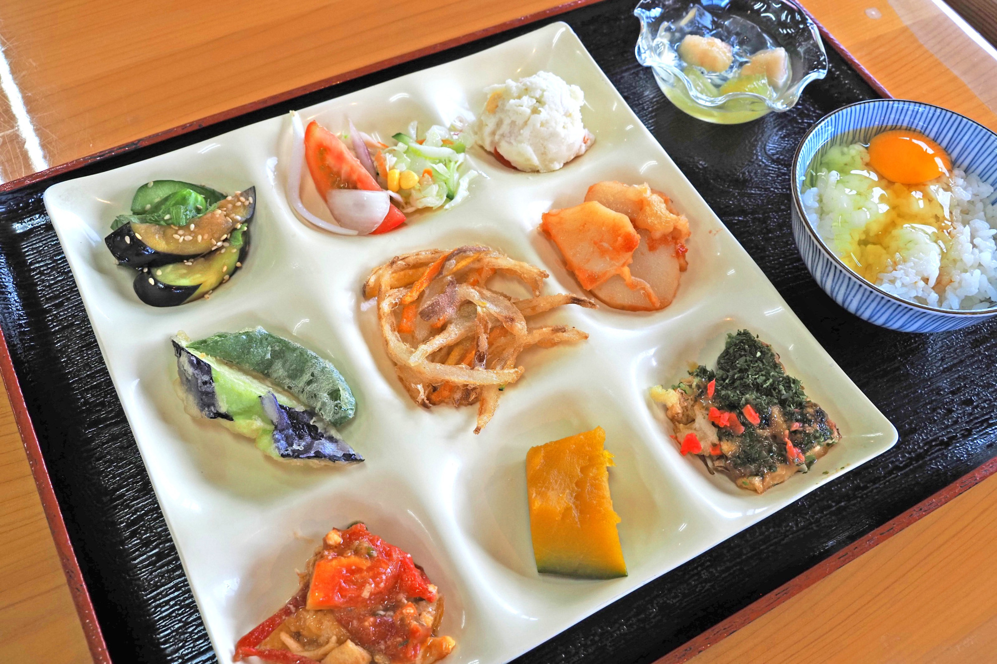 総社市「たね井や」で味わう地元の旬!新鮮野菜のランチバイキングと果物が人気の直売所